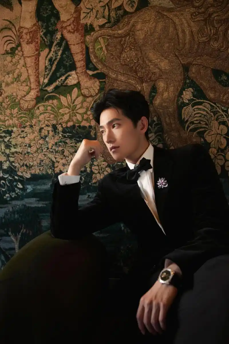 5月16日,杨洋工作室分享一组活动写真,杨洋身穿黑色西装系领结,置身