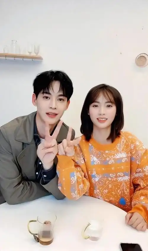 不得不说,邢菲和唐晓天还真的是很般配的,两人的身高差距大看上去毫无