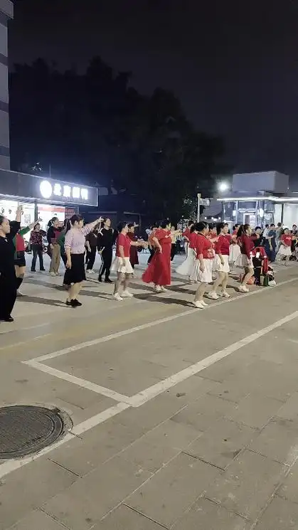嘿嘿久违的大妈们跳广场舞