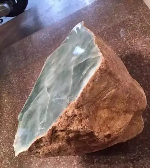 拉到据台,也就是开翡翠原石的地方,准备开石头,也就是赌石了,这里天天