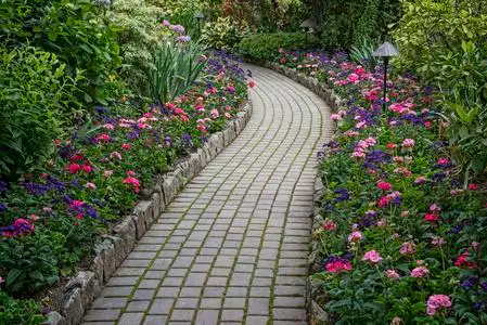 小路路汽车试验场园林观赏用的石头小路公园里的石头小路和绿色的草坪