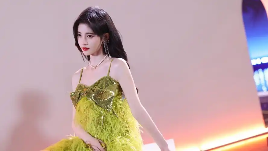 鞠婧侧脸 绿色裙子 美女壁纸