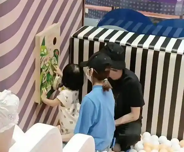 张若昀一家三口玩耍,穿着随性气质却出众,女儿穿裙子好可爱_时尚_唐艺