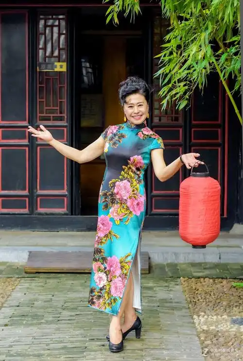 50mm镜头南阳府衙拍中老年旗袍秀