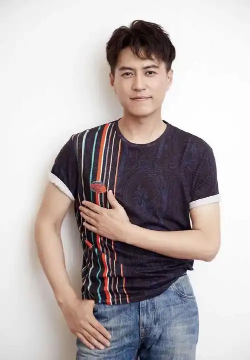 中年男人少穿polo衫,多穿圆领t恤更洋气减龄,看46岁靳东就知道