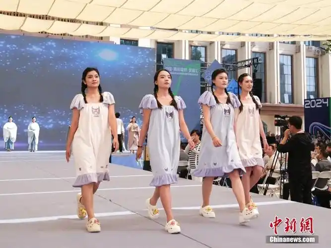 8月10日,模特进行t台走秀.