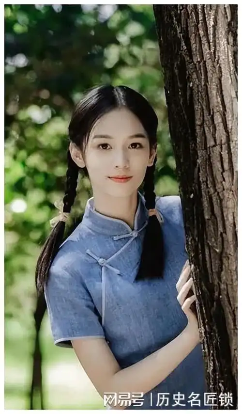 周也的演艺生涯可以说是步步为营,她刚出道就参演了电影处女作《难以