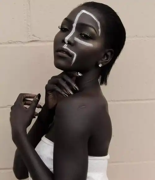 她是世界上最"黑"的模特,被陌生人建议去漂白,但却凭着一身黑活成了