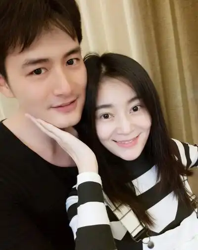 她嫁给了自己的"儿子",还生下一对双胞胎,取名"一模一样"