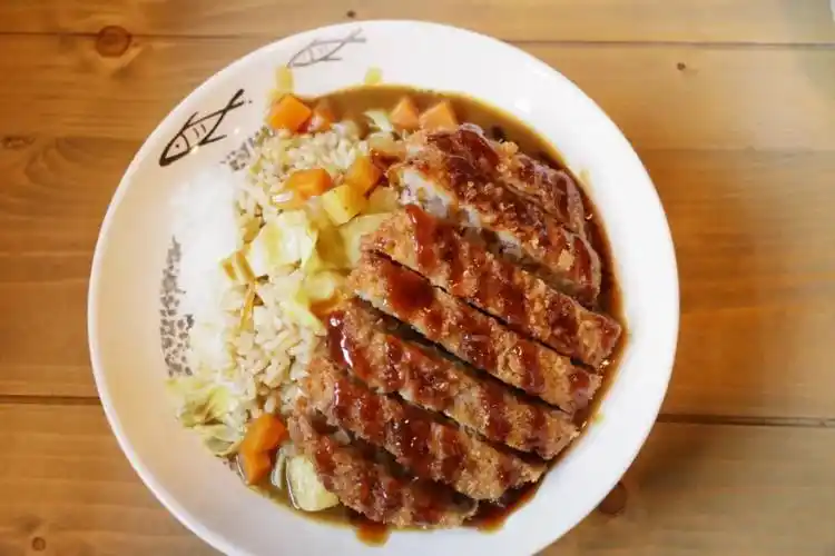 "猪扒"的名儿,肉食控显然有点乱了阵仗,不用多想,来一份咖喱猪扒饭