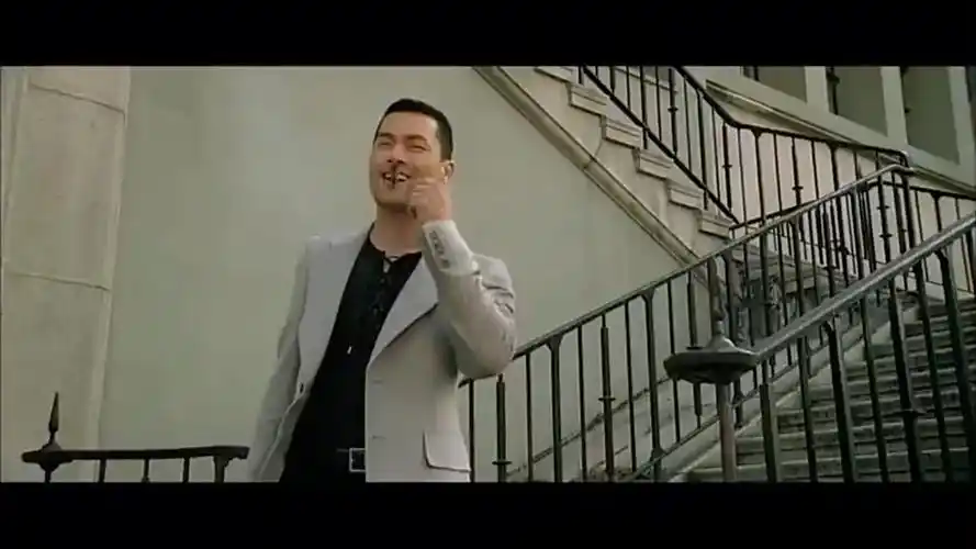 导火线:嚣张只服吕良伟饰演的渣哥,这魔性的舞蹈,一般人学不来!