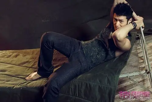 组图:黄晓明大片秀肌肉 挣破锁链撕扯性感