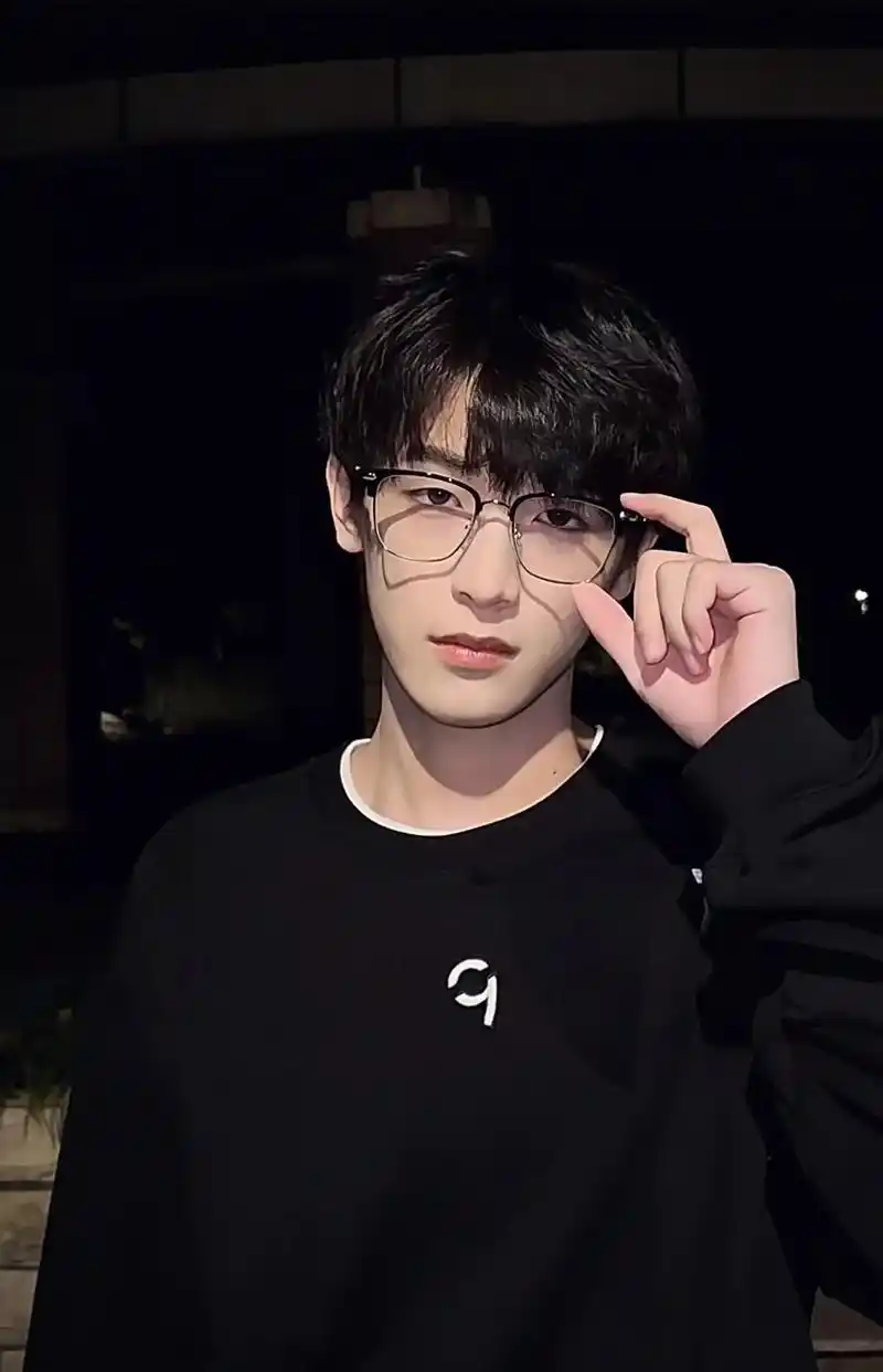 带眼镜绝了 #帅哥 #颜值 - 抖音