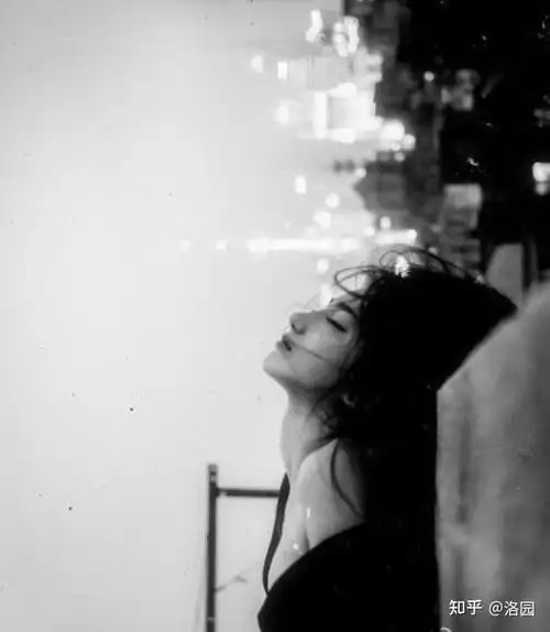 有没有看起来伤心绝望的头像男女都行不要真人的