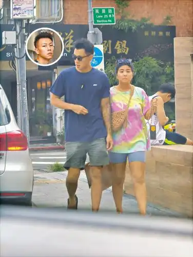 张震岳与张翰张震兄弟办公园烤肉趴,"顽童"瘦子女友首曝正面照
