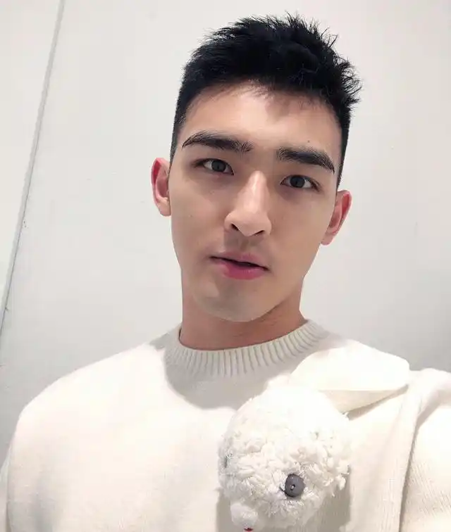 2020年秋季男生流行这4款发型短背头发型真帅