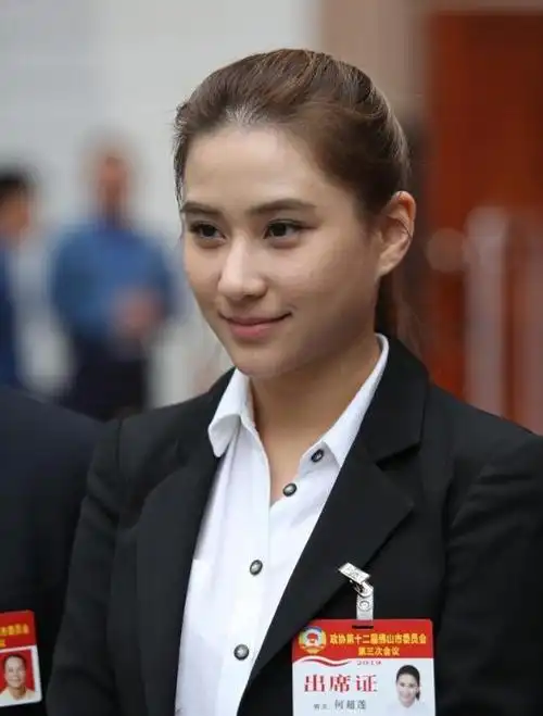 赌王千金何超莲晒美背照引粉丝舔屏 优越的外貌秒杀一线女明星