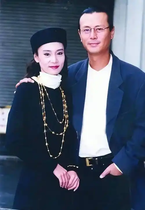 当时,刘德凯赴法国拍摄《一帘幽梦》,走之前跟刘雪华说,等我拍完回来