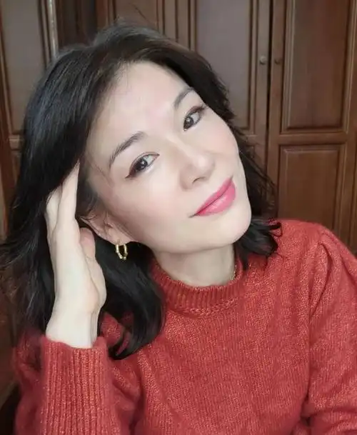 40岁左右的女人,出门再匆忙,尽量化淡妆,掌握这四步就可以了