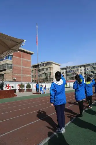 西飞一小"名校 "教育联合体举行"春季疾病预防"主题升旗仪式