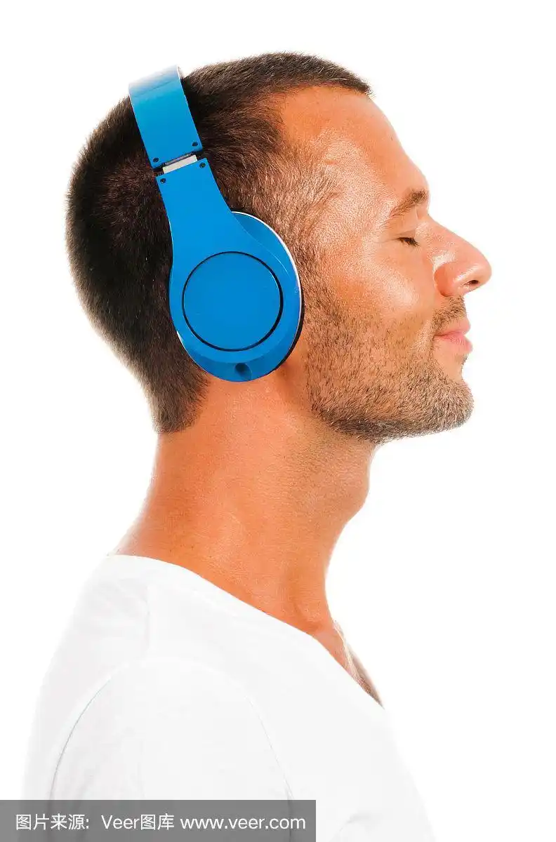 一个戴着耳机的男人的侧面