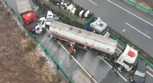 陕西冻雨致高速路结冰6车连撞32吨汽油泄漏
