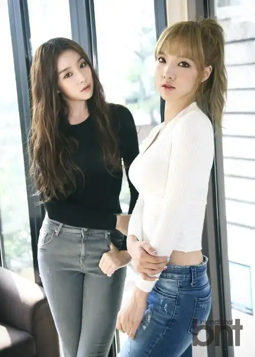 女团stellar拍写真 大秀修长性感美腿