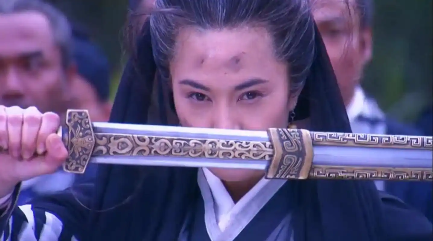 为何屠龙刀很多人抢,倚天剑少有人问?你看紫衫龙王对灭绝说了啥