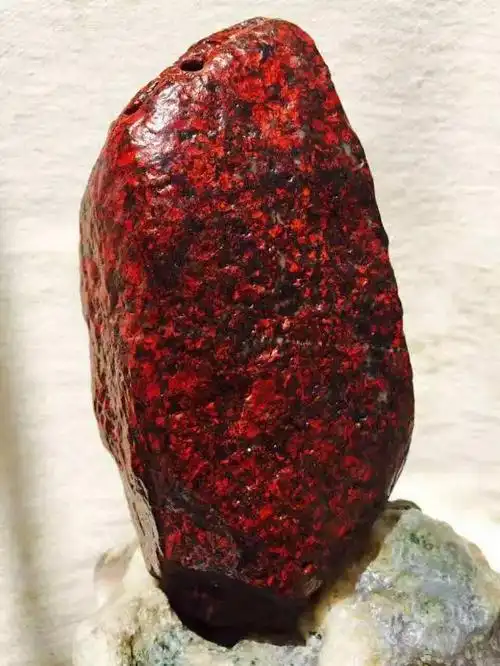 红色陨石价值4亿的红陨石月球玄武岩陨石切面图