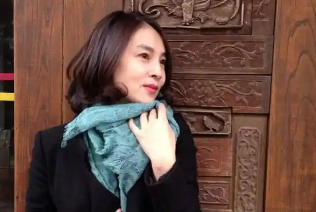 被英宁抛弃的赵明明当红时退隐抚养女儿她如今怎么样了