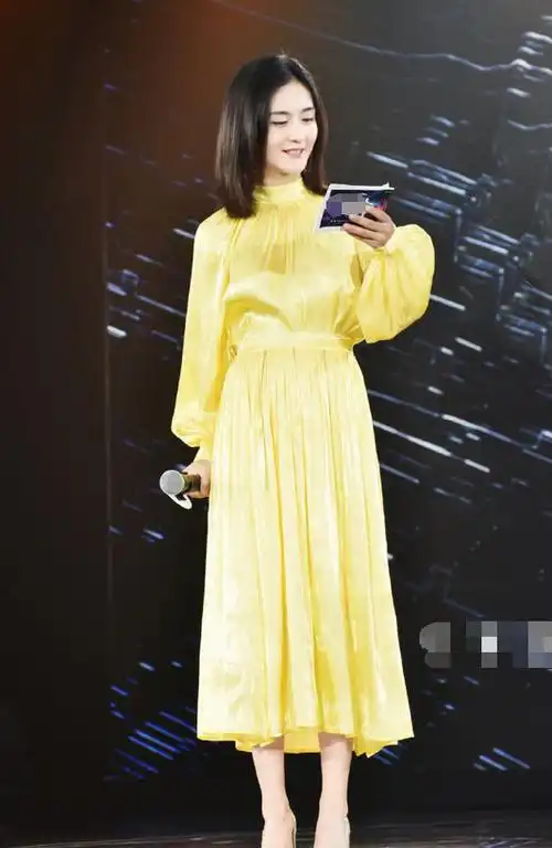 谢娜终于高调美一回lob头配褶皱黄裙美如画哪像38岁俩娃的妈