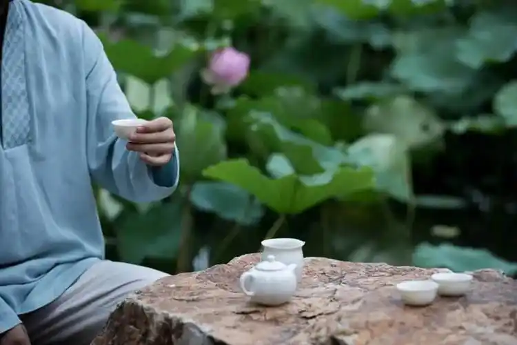 一个人喝酒,多半是闷酒;一个人喝茶,却是境界