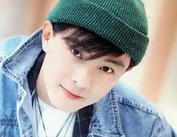 这样的变故,让17岁的张卫健无法继续在学校完成学业,只能外出打工养家