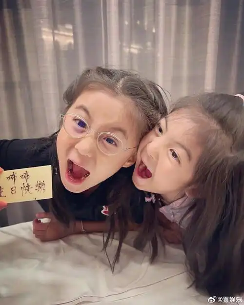 贾静雯晒照庆祝咘咘8岁生日##贾静雯一家四口合照