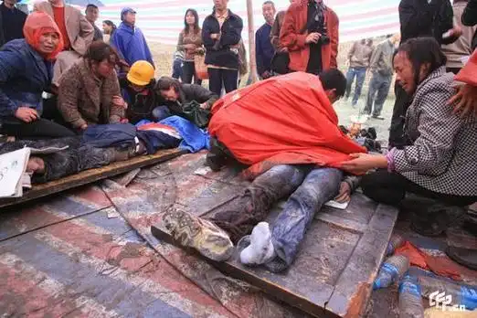 图文遇难学生的尸体被安置在木板上