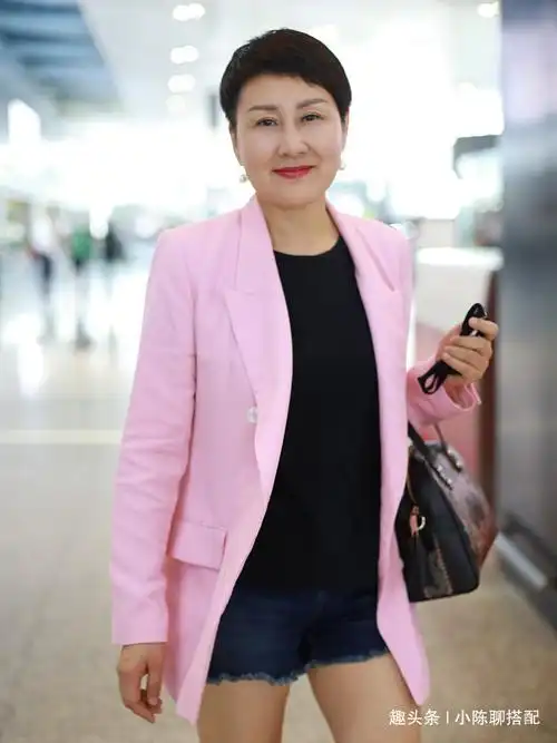 首页 生活 > 57岁张凯丽更"招摇",穿粉西装扮嫩不够,配短裤秀美腿更