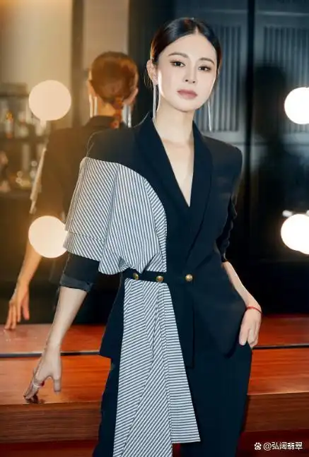 不曾想已是大婶年纪的关悦,穿黑裙搭配百万翡翠,竟年轻了20多岁