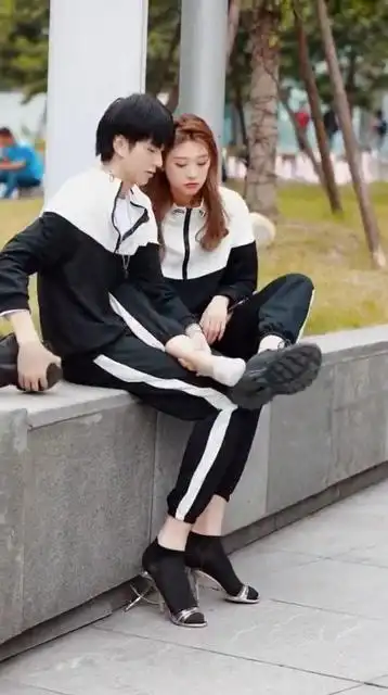 看了三遍,我才发现他们互换了鞋子.