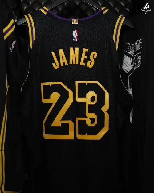 为了纪念科比雕像揭幕,湖人队今天将身穿黑曼巴版球衣