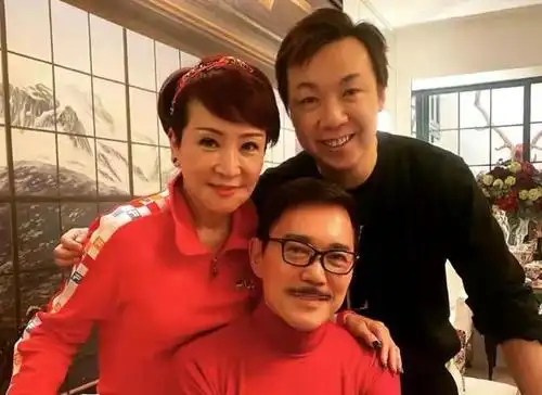 04 59岁的江耀城头发乌黑浓密,留着标志性的小胡子,也算是帅哥.