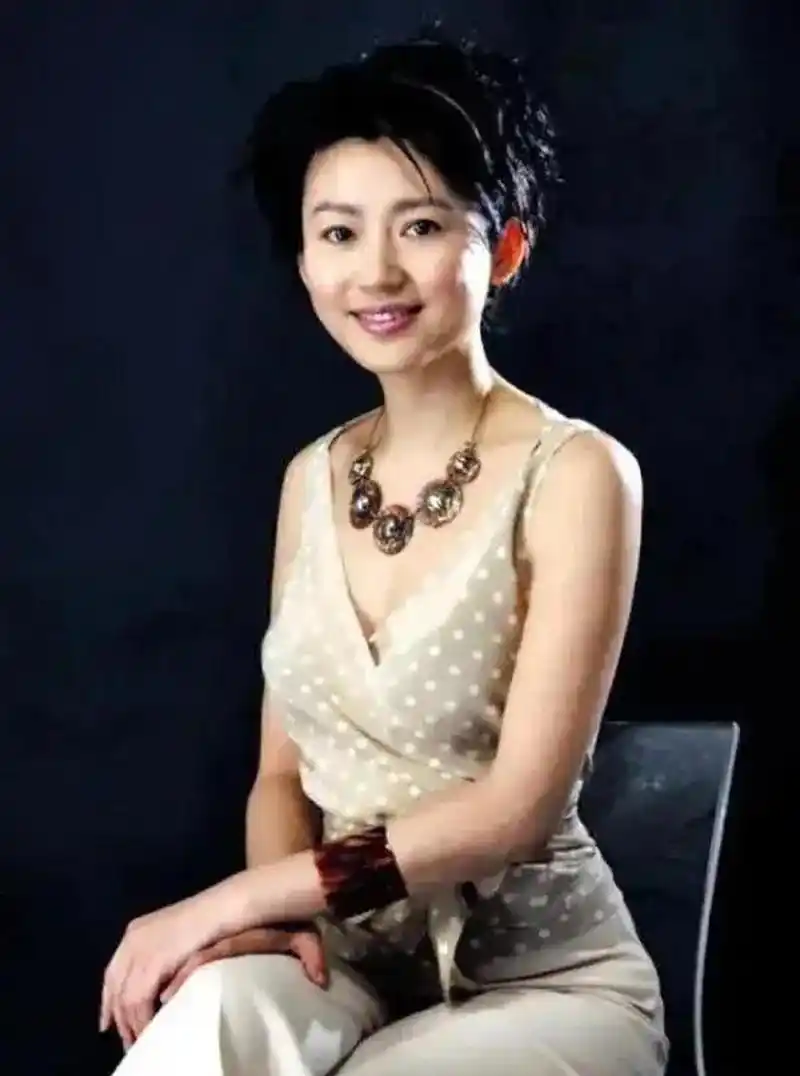 央视最美女主持王小丫:从一姐到隐退,她的故事告诉我们什么?