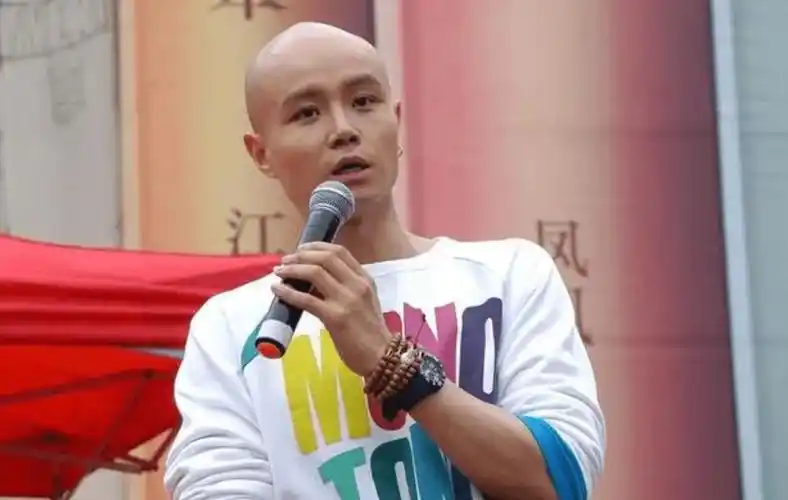 原创非诚勿扰主持人乐嘉近照皮肤黝黑似少林寺铜人47岁仍单身