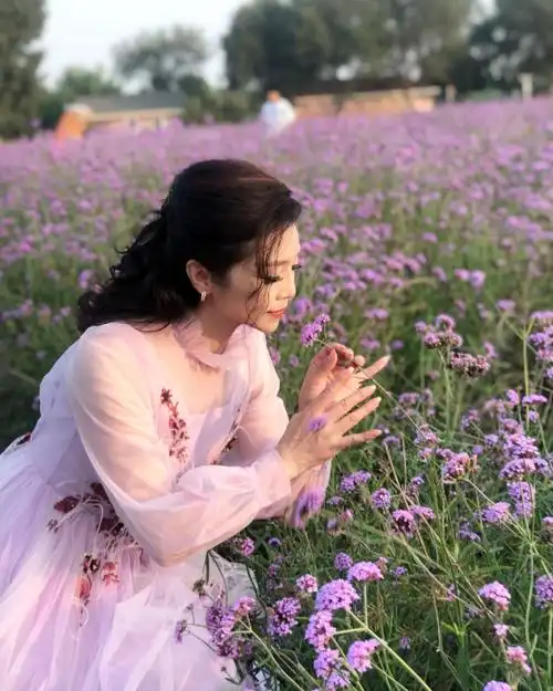 57岁李丹阳近照似冻龄穿收腰裙凹凸有致至今未婚没孩子成遗憾