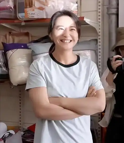 这么快就反弹了网友洛杉矶偶遇贾玲圆肩驼背身材走样