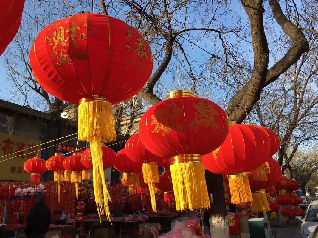 大红灯笼挂起来 #福到我家 #大吉大利 #传统节日 #恭喜 - 抖音