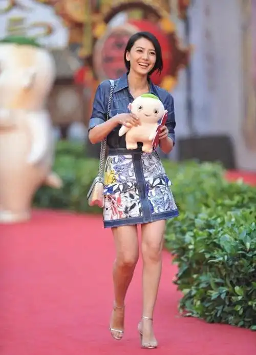 高圆圆单车接娃瞬间走红网友激动喊话这才是真正的妈妈力量