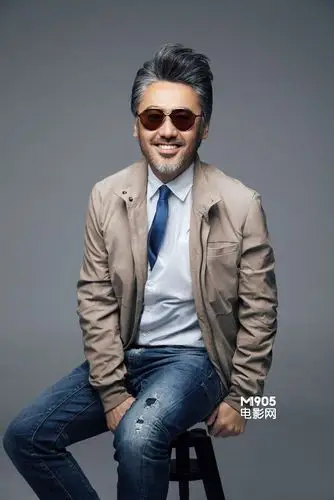 吴秀波眼镜写真拗时尚造型 表情搞笑夸张童真足