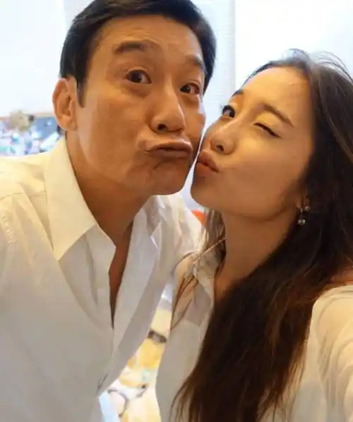 影帝梁家辉双胞胎女儿28岁生日 po美照感激对方多年来陪伴_江嘉年