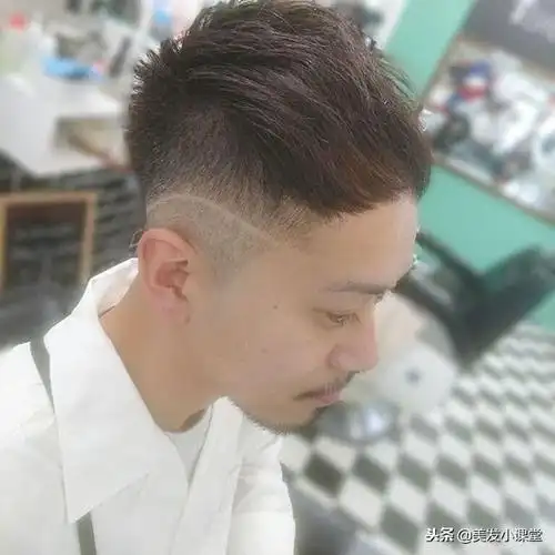 男生把三面都铲光的发型最帅气