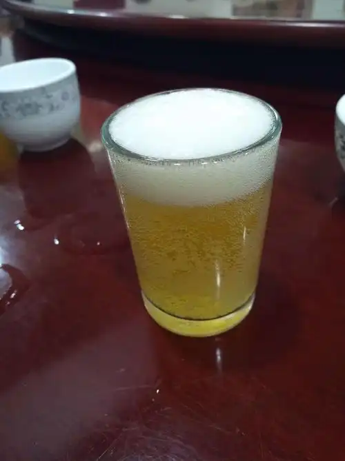 纯正的崂山之泉水酿造的青岛啤酒,真是入口甘甜,沁入心脾,哈,好喝!